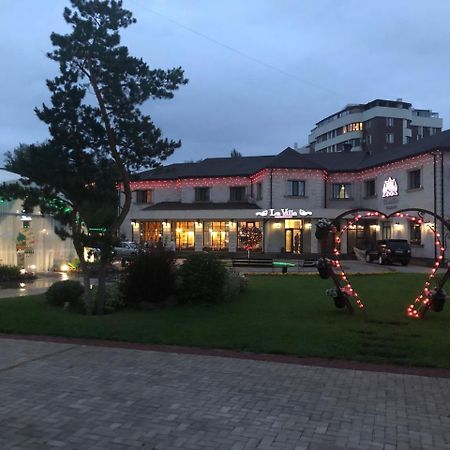 Park Hotel Karagandy Eksteriør billede